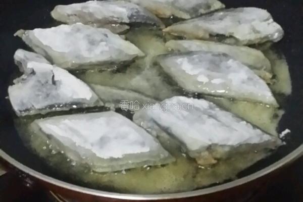 糖醋带鱼的做法图解4
