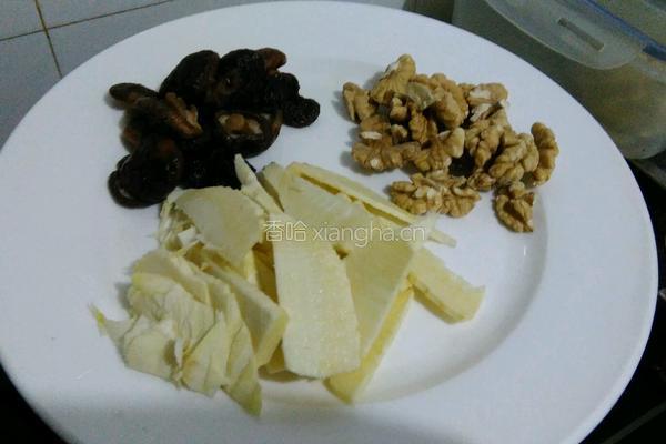 核桃香菇冬笋煲鸡的做法图解3
