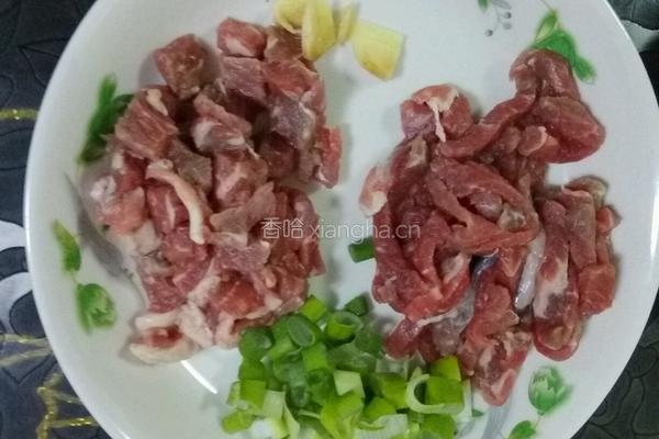 牛肉粒炒黄豆芽的做法图解2