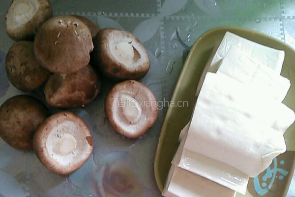 香菇炖豆腐的做法图解1