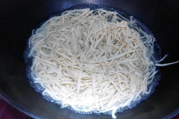 凉拌干豆腐丝的做法图解2