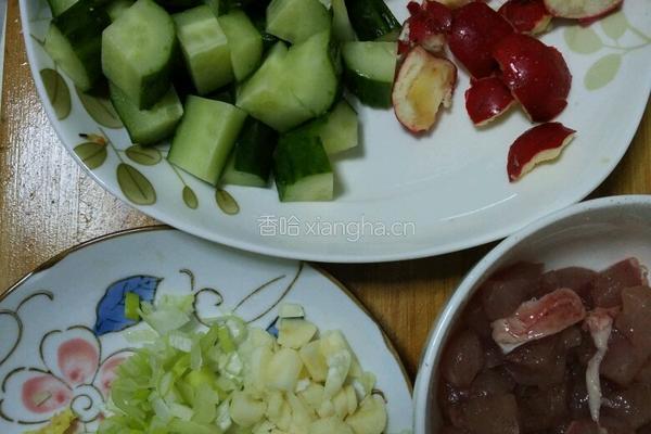 肉丁瓜丁红果的做法图解1