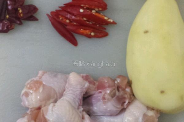 鸡根焖土豆的做法图解1