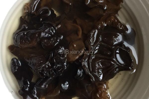 大白菜炒木耳的做法图解1