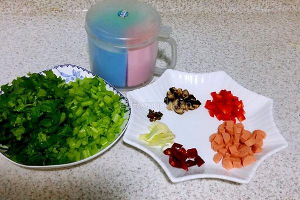 火腿肠芹菜碎的做法图解1
