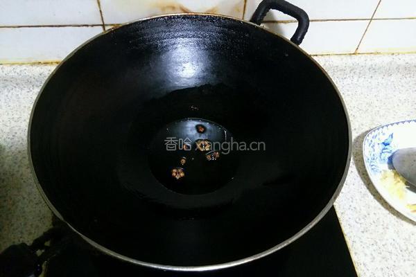 火腿肠芹菜碎的做法图解2