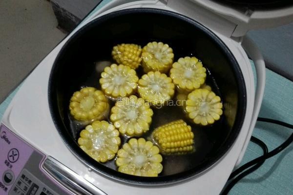 胡萝卜玉米排骨汤的做法图解3