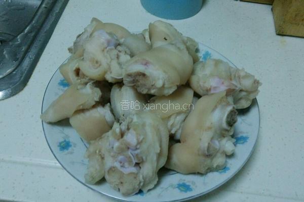 红焖黄豆猪蹄煲的做法图解1