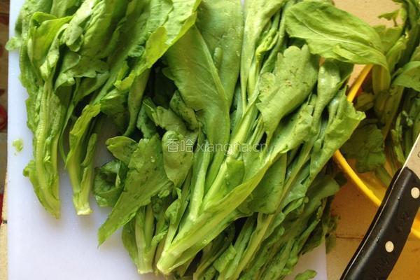 蒜蓉枸杞茼蒿汤的做法图解1