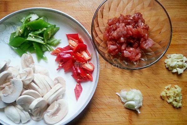 肉片双椒烧口蘑的做法图解1