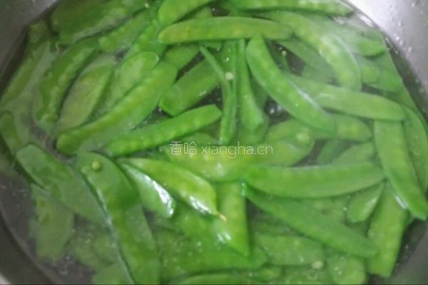 荷兰豆炒鱿鱼的做法图解2