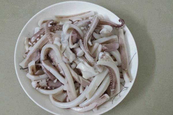 荷兰豆炒鱿鱼的做法图解3