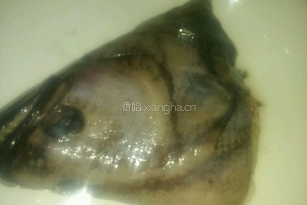 葱油鸦片鱼头的做法图解1