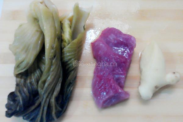 酸菜炒肉丁的做法图解1