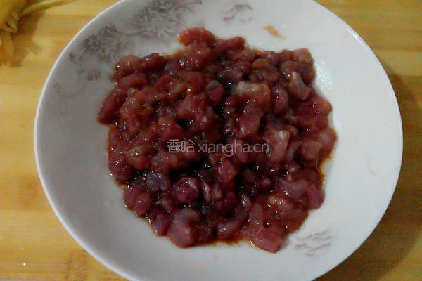 酸菜炒肉丁的做法图解4