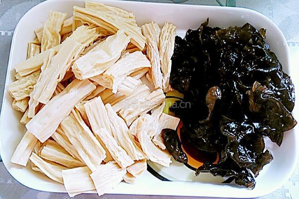 腐竹木耳炒肉片的做法图解3