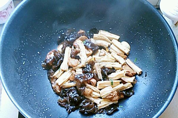 腐竹木耳炒肉片的做法图解7