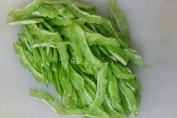 蛋煎苦瓜的做法图解1