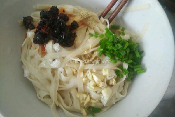 玉带凉面的做法图解2