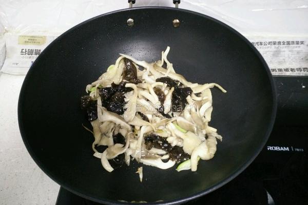 木耳炒平菇的做法图解4