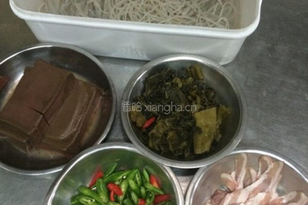 酸菜炖鸭血的做法图解1