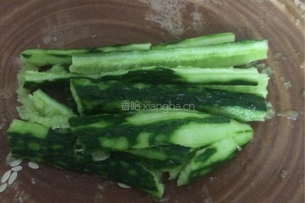 凉拌黄瓜腐竹的做法图解2