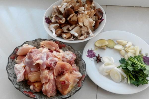 香菇炖鸡腿的做法图解1