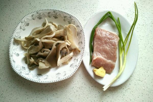 平菇肉片汤的做法图解1