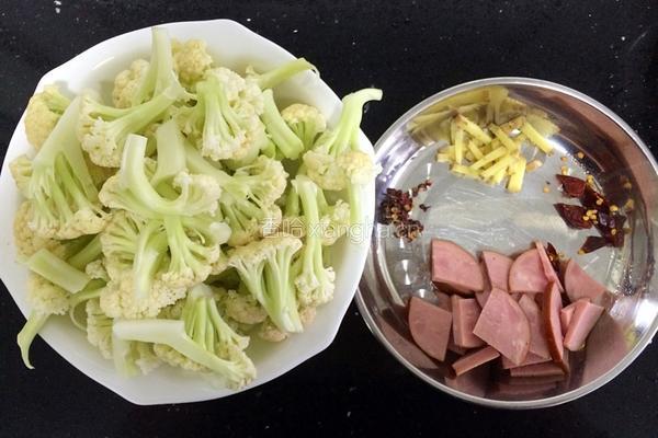 香肠炒菜花的做法图解1