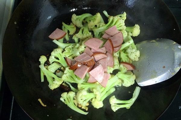 香肠炒菜花的做法图解4
