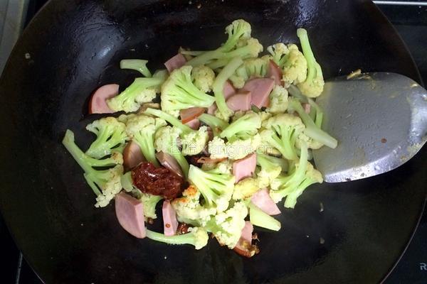 香肠炒菜花的做法图解5