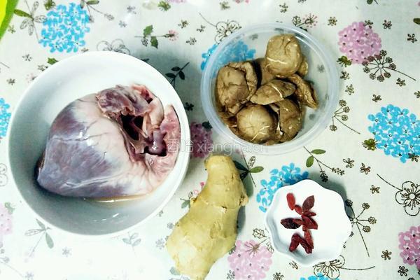 香菇炖猪心的做法图解1