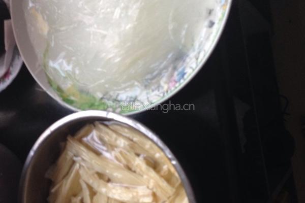 腐竹炒粉丝的做法图解1