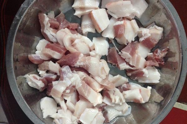 猪肉炒豆饼的做法图解1