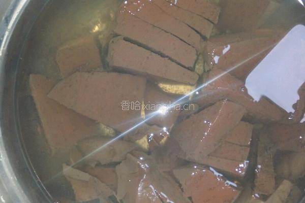 油渣猪红豆腐的做法图解1