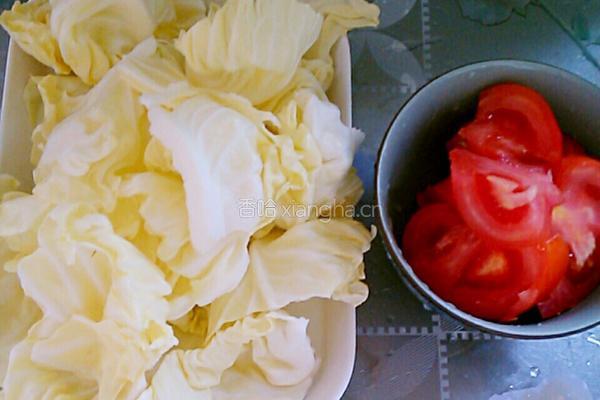 包菜炒番茄的做法图解1