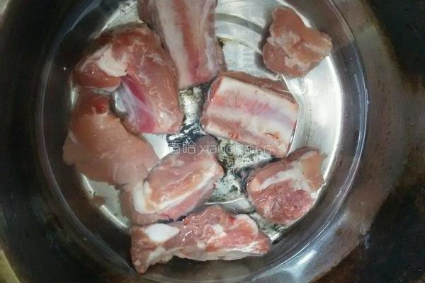 宝宝食品 排骨板栗粥的做法图解1