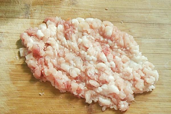 肉丁炒胡萝卜的做法图解2