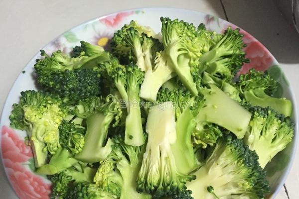 西兰花蘑菇的做法图解1