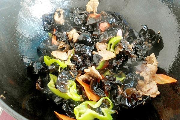 木耳炒肉的做法图解5