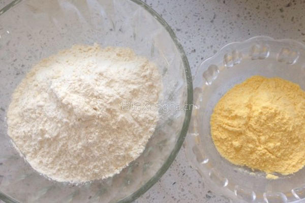 玉米豆沙饼的做法图解1
