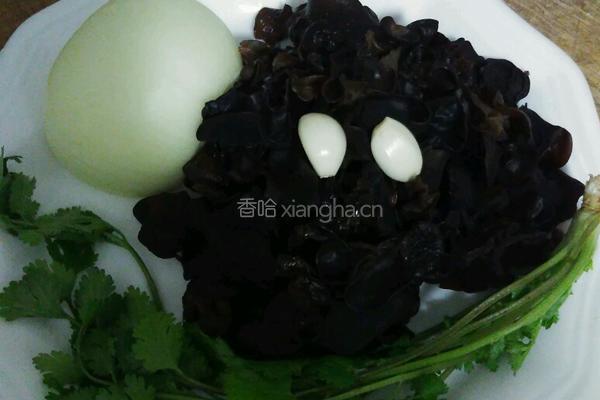 洋葱拌木耳的做法图解1