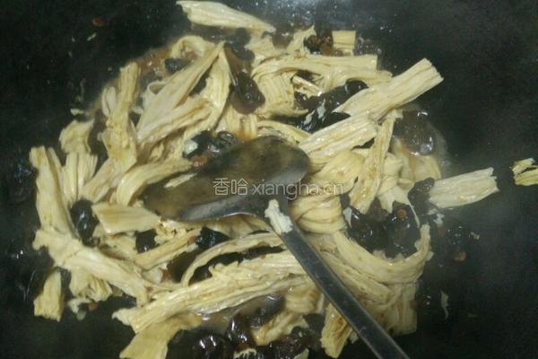 腐竹炒云耳的做法图解4