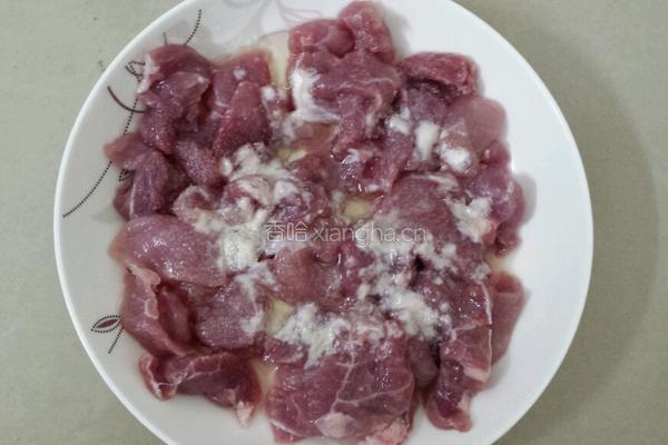 莲藕炒瘦肉的做法图解2