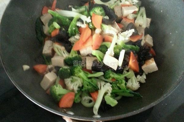 冻豆腐炒双花的做法图解3