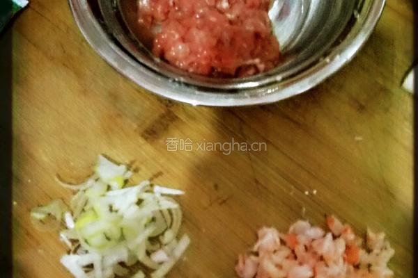 肉丁煮面条的做法图解1