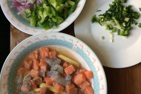 三文鱼青椒洋葱炒饭的做法图解2