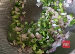 三文鱼青椒洋葱炒饭的做法图解5