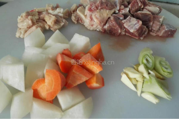 牛肉炖萝卜的做法图解1
