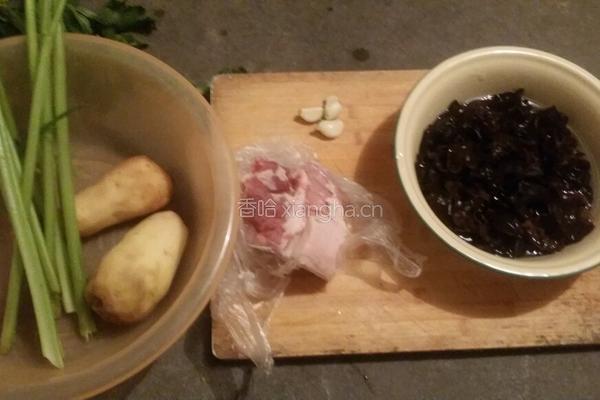 芹菜土豆木耳的做法图解1